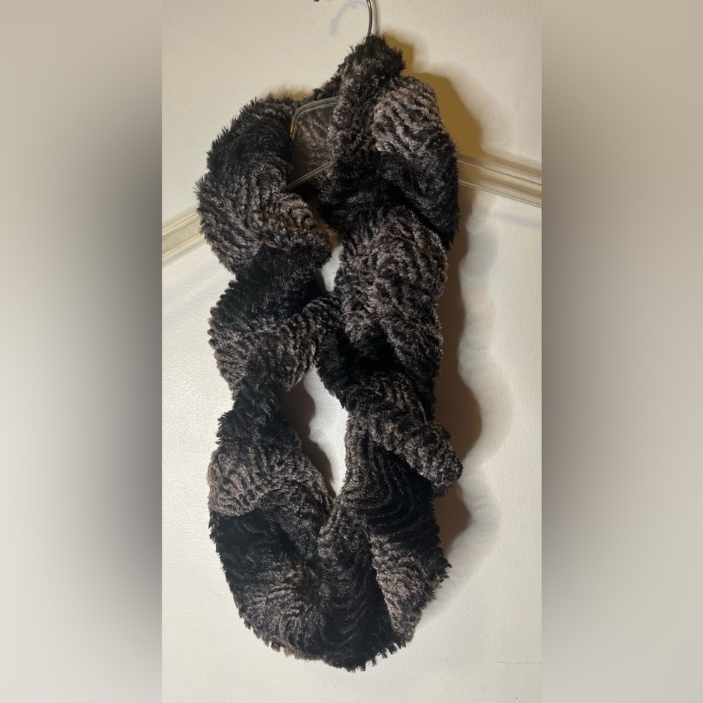 Elasticated faux fur ruffled scarf